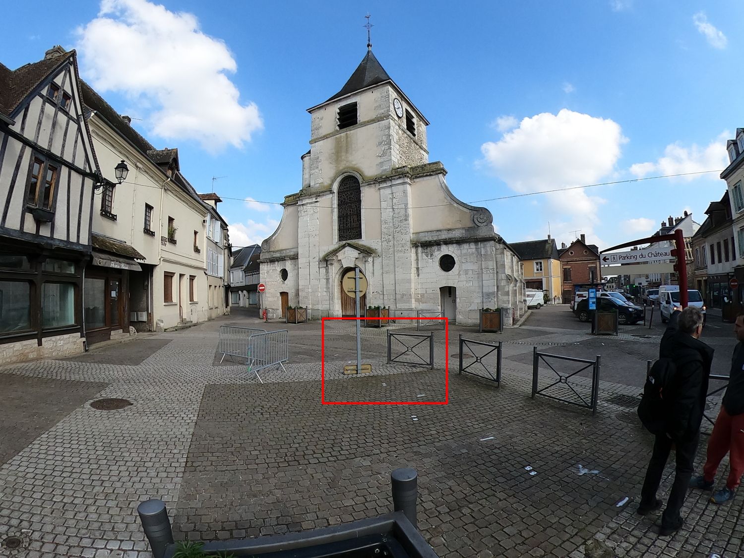 Vue place de l’église avec zone d’installation annoté en rouge